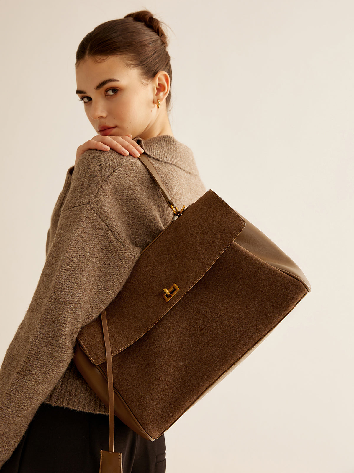 Utility shoulder bag with flap and large capacity