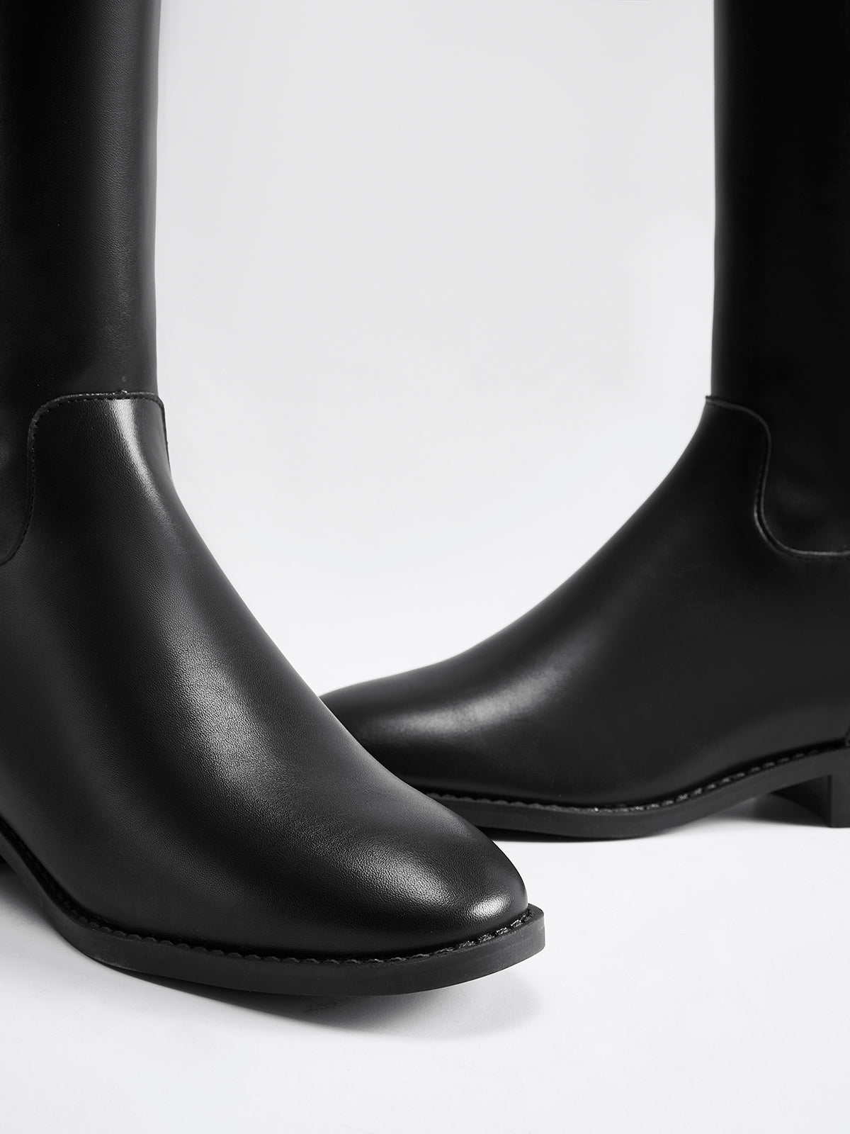 Knee-high knight boots with buckle