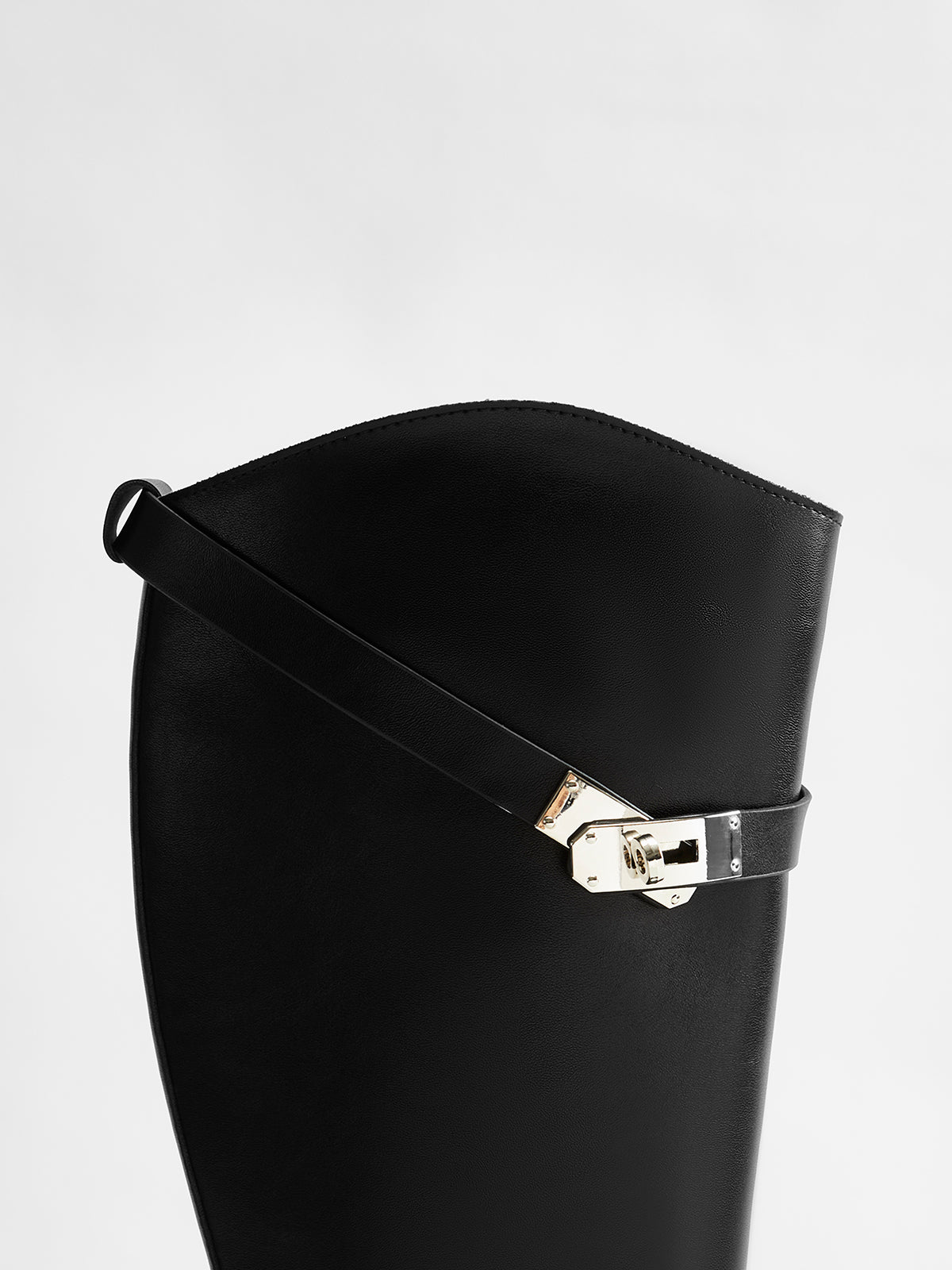 Knee-high knight boots with buckle