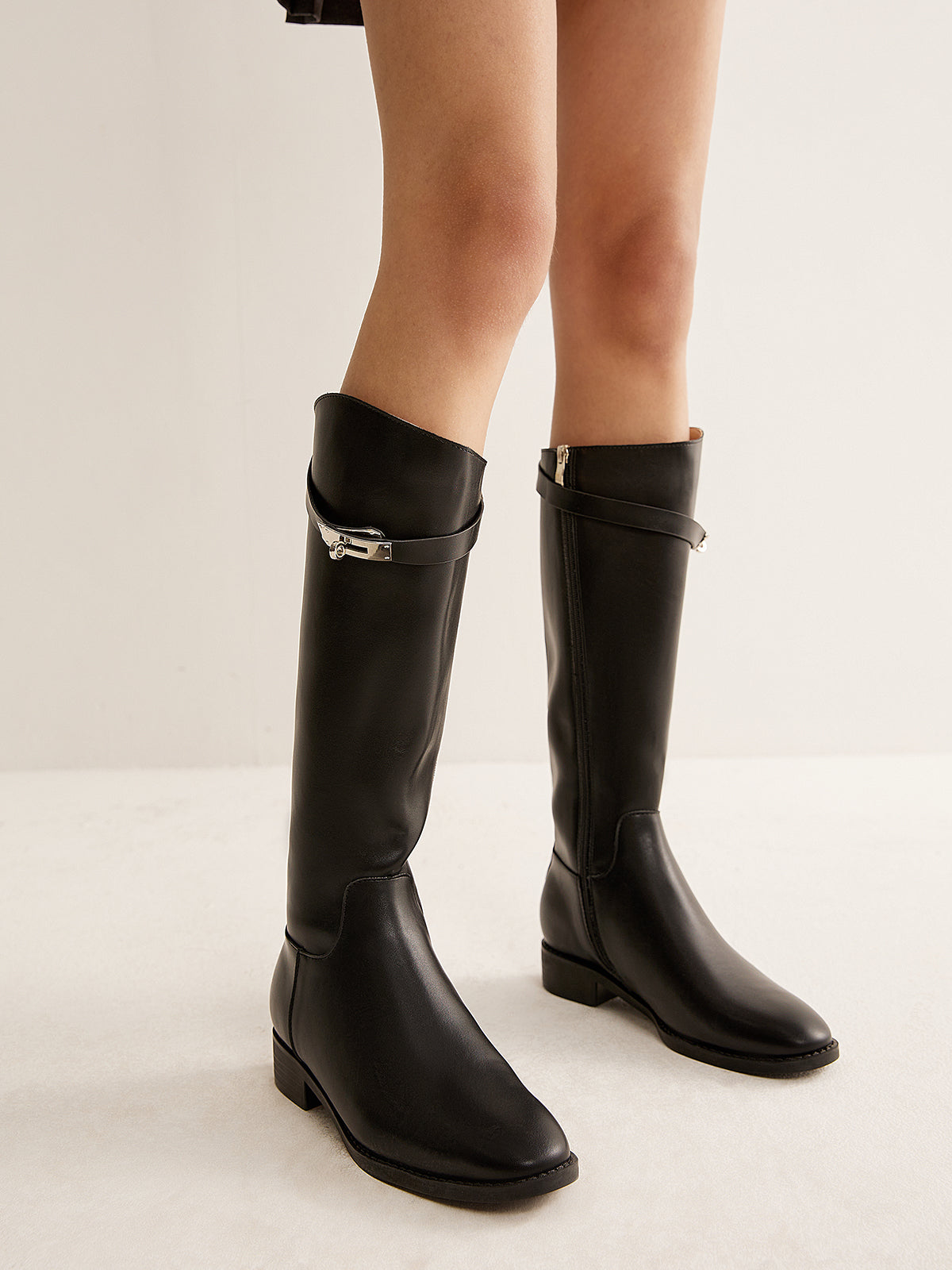 Knee-high knight boots with buckle