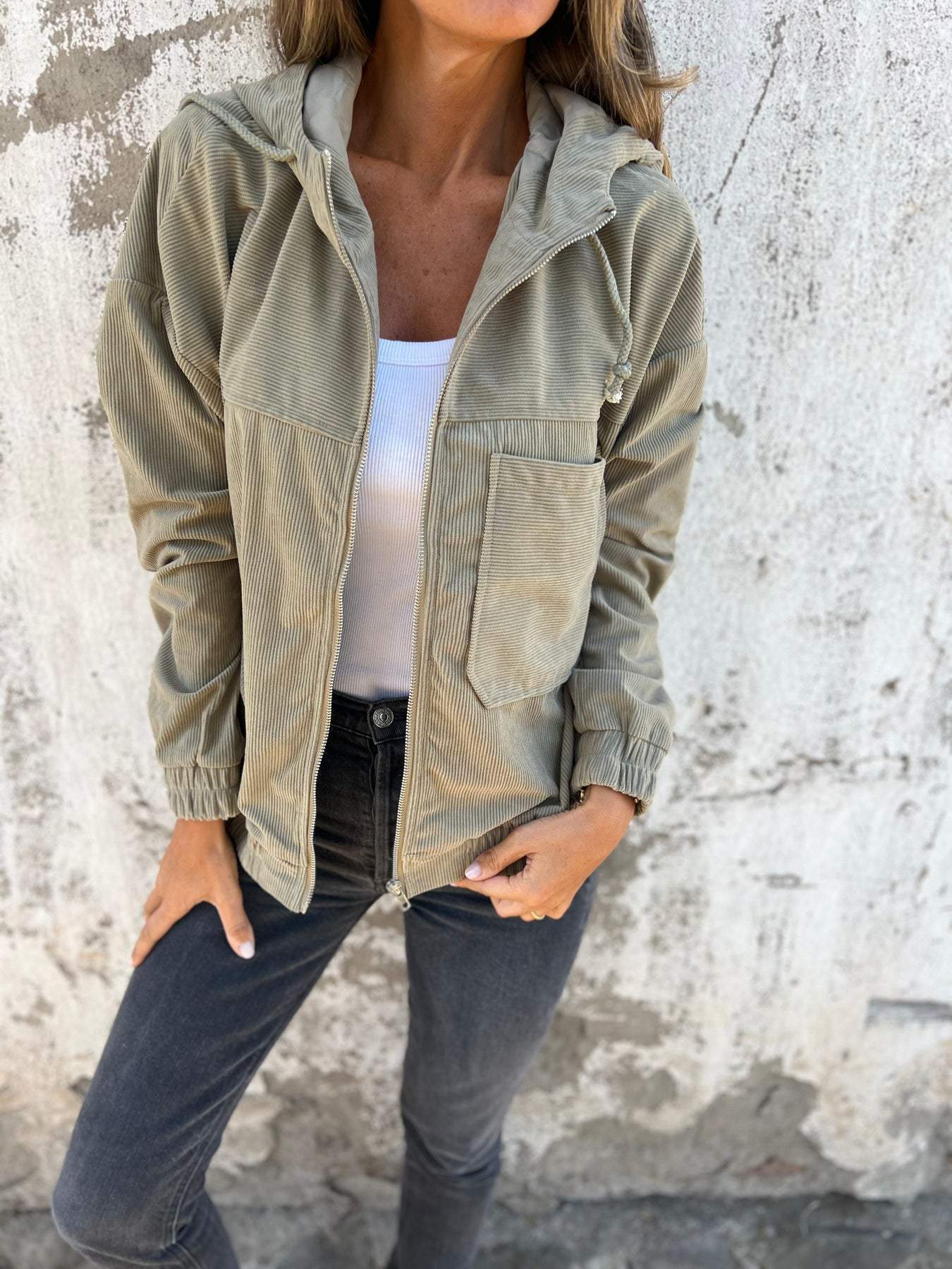 Casual jacket with hood and zipper 