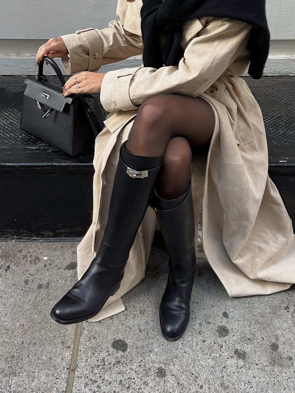Knee-high knight boots with buckle